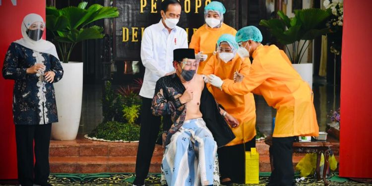 Ketua Umum MUI Jatim dan Sejumlah Kiai Sepuh Disuntik Vaksin AstraZeneca