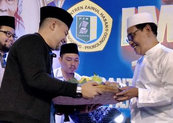 Usai Terima Anugerah dari TIMES Indonesia, Kiai Mutawakkil Dapat Surprise dari Ponpes Genggong