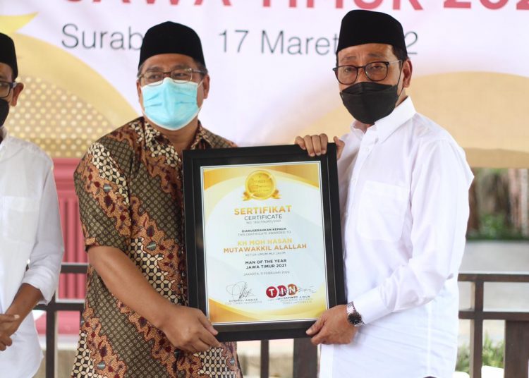 Ketua Umum MUI Jatim Terima Penghargaan Man of The Year