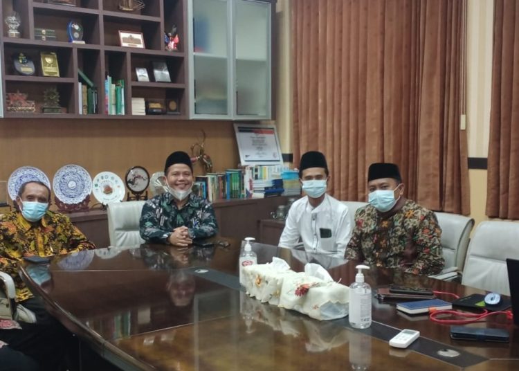 Ketua KP3 MUI Jatim Prof Dr Kiai M. Noor Harisudin (ketiga dari kiri) dalam pertemuan di Kantor PWM Jatim