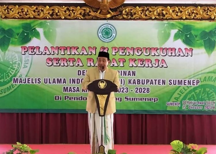 KH M Hasan Mutawakkil Alallah saat menghadiri pelantikan dan pengukuhan MUI Kabupaten Sumenep, Ahad (15/10/2023). (Foto: Istimewa)