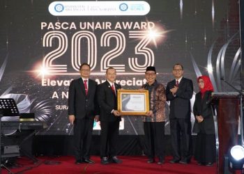 Kiai Mutawakkil Terima Penghargaan Pesantren Peduli Lingkungan dari Pascarsarjana Unair