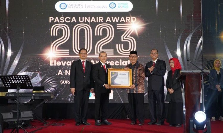 Kiai Mutawakkil Terima Penghargaan Pesantren Peduli Lingkungan dari Pascarsarjana Unair