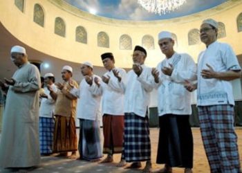 Hukum dan Dalil Anjuran Membaca Qunut saat Shalat Witir