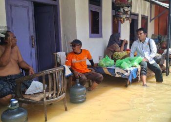 Badan Penanggulangan Bencana MUI Jatim dan Baznas Sumenep Salurkan Bantuan untuk Korban Banjir