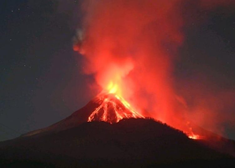 Ilustrasi gunung meletus. (Foto: NOJ/detik)