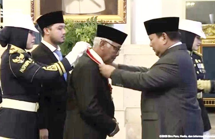 Ketua Umum MUI Raih Bintang Mahaputera Pratama dari Presiden Prabowo