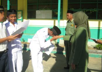 Bersalaman dengan Ibu Guru