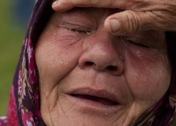 Orang tua sedih. (Foto: Tribun Belitung)