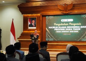 Gubernur Khofifah Soroti Krisis Sosial di Jatim pada Pengukuhan MUI 2025-2030, Ajak Ulama Adaptasi Dakwah Digital