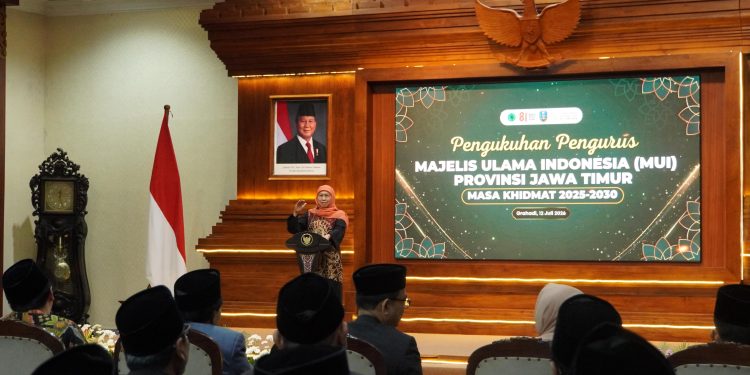 Gubernur Khofifah Soroti Krisis Sosial di Jatim pada Pengukuhan MUI 2025-2030, Ajak Ulama Adaptasi Dakwah Digital