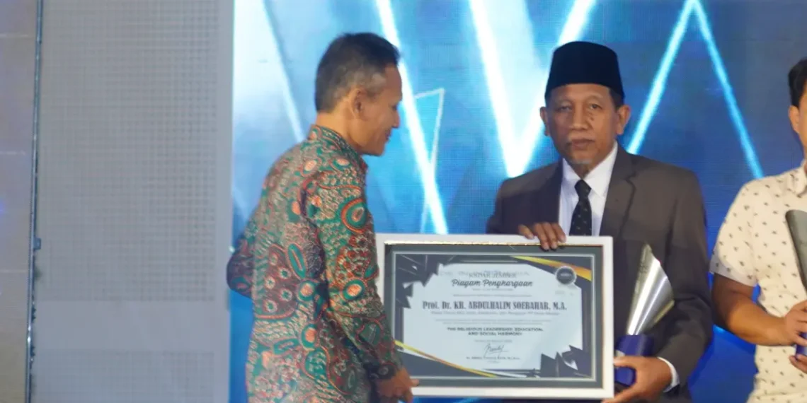 Ketua Umum MUI Jatim, Prof. Halim Soebahar Raih Penghargaan Radar Jember Award 2026 Atas Dedikasi Kerukunan Umat