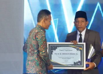 Ketua Umum MUI Jatim, Prof. Halim Soebahar Raih Penghargaan Radar Jember Award 2026 Atas Dedikasi Kerukunan Umat