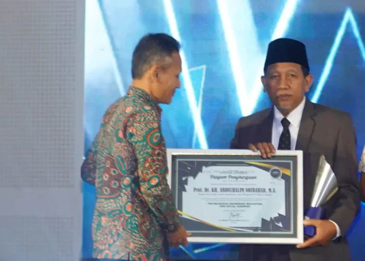 Ketua Umum MUI Jatim, Prof. Halim Soebahar Raih Penghargaan Radar Jember Award 2026 Atas Dedikasi Kerukunan Umat