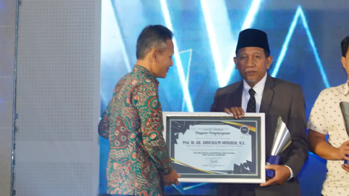 Ketua Umum MUI Jatim, Prof. Halim Soebahar Raih Penghargaan Radar Jember Award 2026 Atas Dedikasi Kerukunan Umat